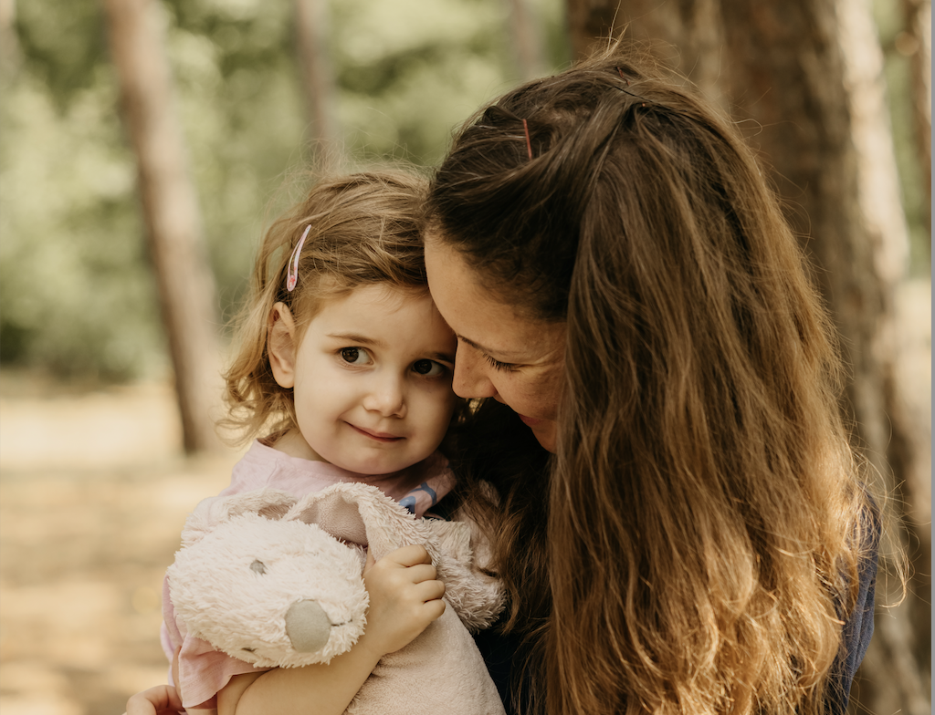 Moeder houdt haar dochtertje vast